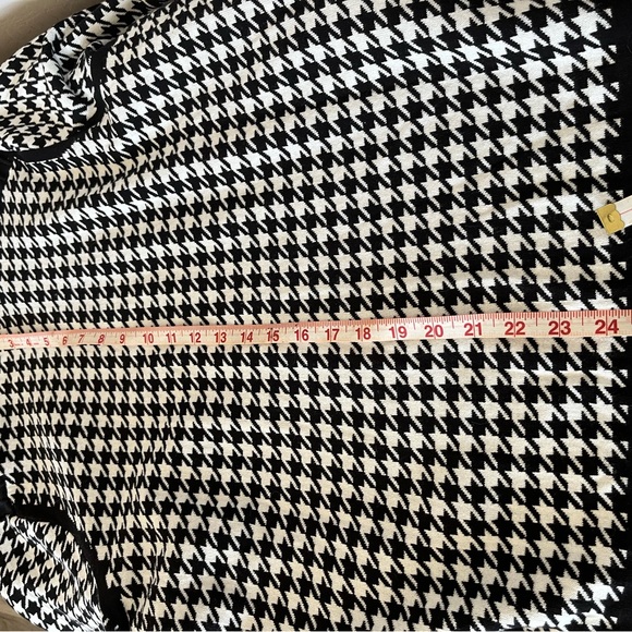 Striking Vince Camuto black and white sweater - Picture 11 of 11